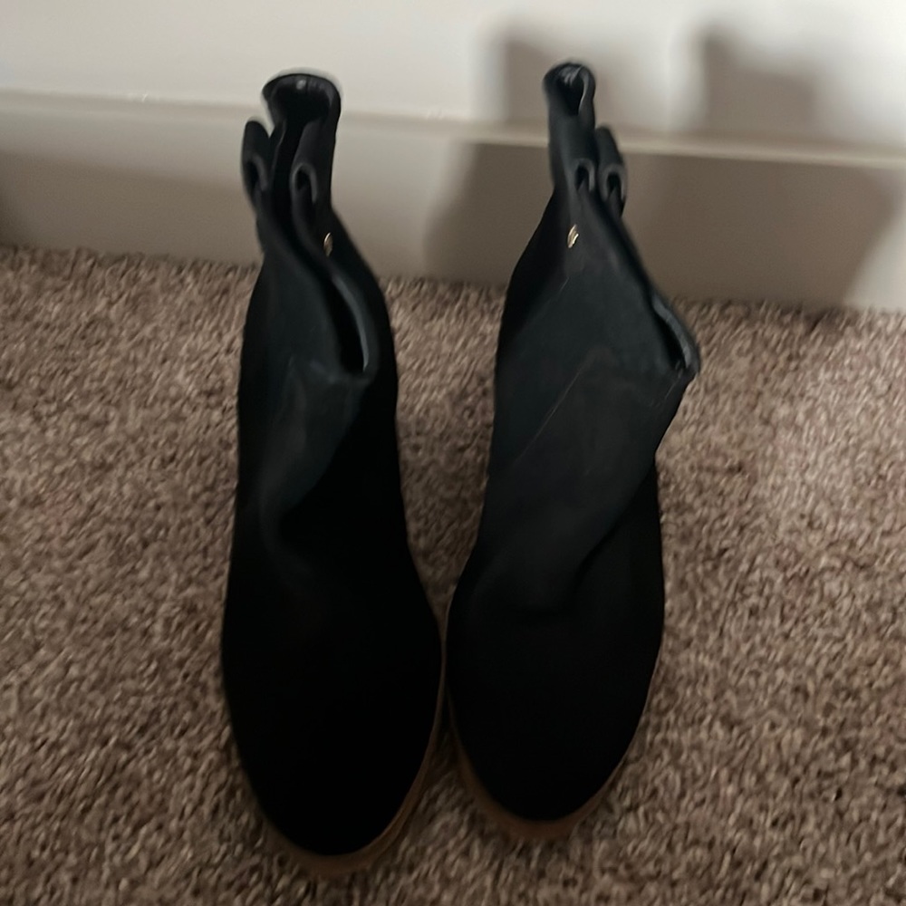 Kenneth Cole size 9 Black suede chukka boots